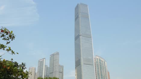 días-tiempo-edificio-famoso-de-la-CPI-de-la-ciudad-de-hong-kong,-Parque-hasta-vista-panorama-4k-de-china