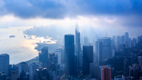 Aéreo-Hong-Kong-Cityscape-en-nublado-día-en-4K-Time-Lapse-(pan-abajo)