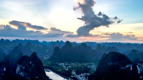 lapso-de-tiempo-de-la-vista-aérea-del-río-Li-y-el-Karst-montañas-con-cloudscape-hermosa-puesta-de-sol.-Situado-cerca-de-la-antigua-ciudad-de-Xingping,-ciudad-de-Guilin,-Yangshuo-County,-provincia-de-Guangxi,-China