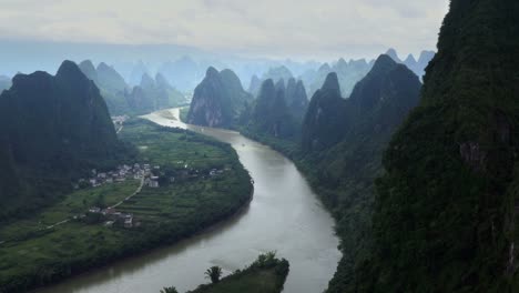 Wunderschöne-traditionelle-chinesische-Naturlandschaft-in-der-Nähe-von-Yangshuo-und-Guilin-China