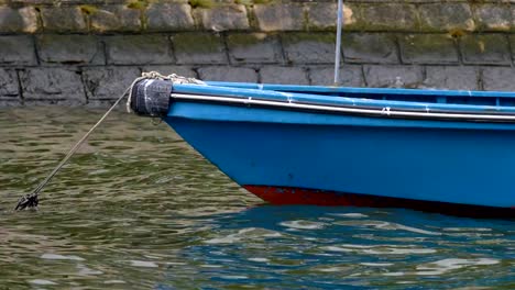 Close-up-leeres-Boot-wurde-am-Fluss-parken.