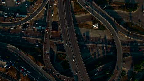 Overhead-Luftaufnahme-der-Autobahn.-Road-Austausch.-Drohne-Filmmaterial