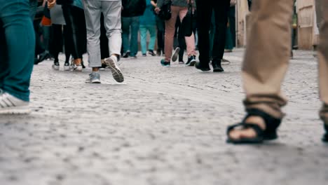 Beine-der-Menge-Menschen-auf-der-Straße