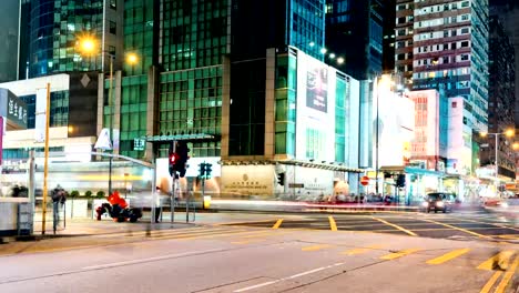 Tráfico-peatonal-y-coche-en-la-calle-en-Mong-Kok-Hong-Kong-en-la-noche