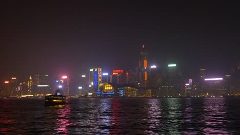 China-hong-kong-de-noche-iluminada-ciudad-famoso-ferry-Bahía-paseo-panorama-4k
