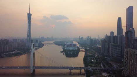 puesta-de-sol-cielo-ciudad-de-guangzhou-Cantón-torre-liede-Puente-Río-panorama-aéreo-4k-china