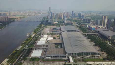 exposición-y-Convención-de-Guangzhou-centro-china-de-panorama-aéreo-4k-de-tiempo-de-día-junto-al-río-Perla