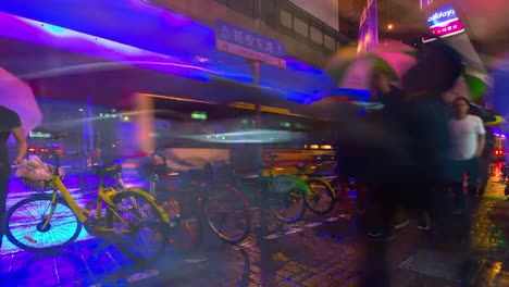 Nacht-erleuchtet-shanghai-Verkehr-Straße-Kreuzung-Fahrrad-Parken-4-k-Zeitraffer-China