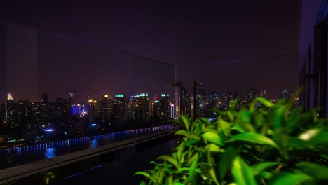 ciudad-río-Bahía-hotel-terraza-panorama-4k-timelapse-en-china-de-Shangai-de-noche