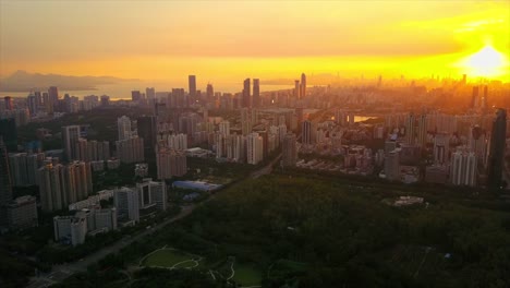 China-Shenzhen-Sonnenuntergang-Sonne-Licht-berühmten-City-Hall-Park-Luftbild-Panorama-4k