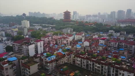 China-día-tiempo-wuhan-ciudad-grúa-amarilla-templo-aéreo-panorama-4k