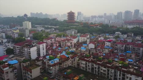 China-Tag-Zeit-Wuhan-Stadtbild-gelbem-Kranich-Tempel-aerial-Panorama-4k