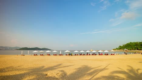 Playa-de-la-ciudad-de-zhuhai-de-día-soleado-relajarse-panorama-de-monumento-de-chica-zona-fisher-4k-china-de-lapso-de-tiempo