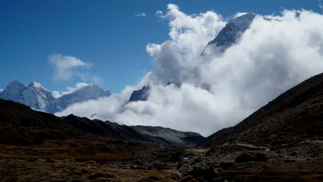 Movimiento-de-las-nubes-sobre-el-fondo-de-las-montañas-del-Himalaya