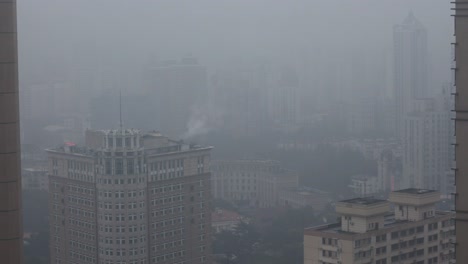 Smoggy-Shanghai-Abend