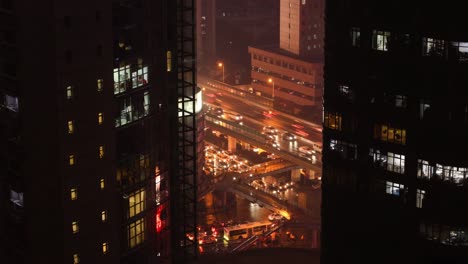 Nacht-Verkehr-Kreuzung-Zeitabstand-zwischen-Gebäuden