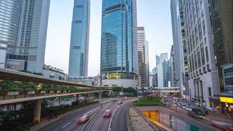 Lapso-de-tiempo-de-camino-de-calle-y-el-tráfico-en-día-de-la-ciudad-de-Hong-Kong-a-lapso-de-tiempo-de-noche-4K