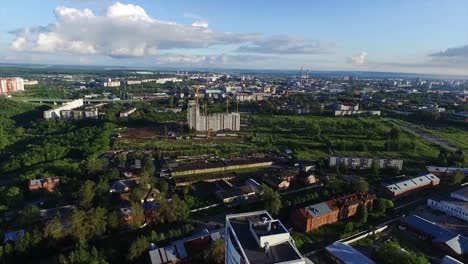 Luftaufnahme-einer-modernen-Stadt-bei-Sonnenuntergang.-Clip.-Top-Aussicht-auf-die-Stadt-im-Sommer-bei-Sonnenuntergang