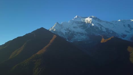 Amanecer-sobre-el-pico-en-la-Cordillera-del-Himalaya,-Nepal