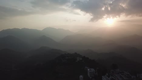 Sonnenuntergang-über-dem-Tal-in-den-Bergen-des-Himalaya,-Nepal