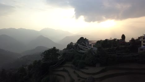 Sonnenuntergang-über-dem-Tal-in-den-Bergen-des-Himalaya,-Nepal