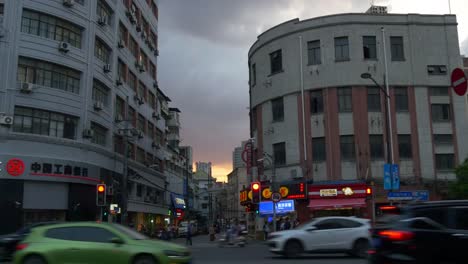 puesta-de-sol-cielo-shanghai-ciudad-de-tráfico-cruce-calle-panorama-4k-china