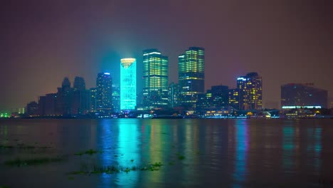 iluminación-nocturna-panorama-Bahía-fluvial-4k-de-paisaje-urbano-de-Shangai-china-de-lapso-de-tiempo