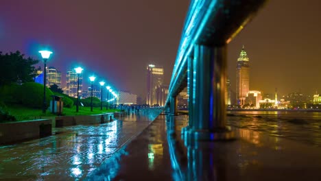 iluminación-nocturna-panorama-Bahía-río-lluvioso-paisaje-urbano-4k-de-Shangai-china-de-lapso-de-tiempo