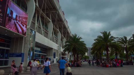 Zhuhai-Regentag-Zug-Bahnhof-Platz-zu-Fuß-Stadtpanorama-4-k-Zeit-hinfällig,-china