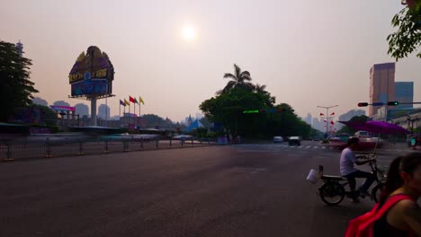 Sonnenuntergang-am-Abend-Shenzhen-berühmten-Park-Verkehr-Straße-Stadtpanorama-4-k-Zeit-hinfällig,-china