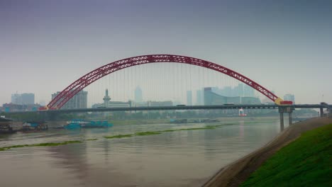 Regentag-Wuhan-Stadt-berühmten-Qingchuan-Brücke-am-Fluss-Bucht-Panorama-4-k-Zeit-hinfällig,-china