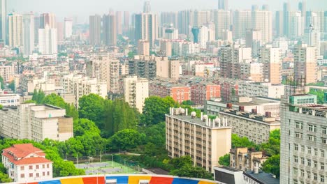 sonnigen-Tag-Wuhan-Stadtbild-Stadion-Markt-auf-dem-Dach-Panorama-4-k-Zeit-hinfällig,-china