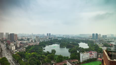 Tag-Licht-Wuhan-Stadtbild-Park-See-Verkehr-auf-dem-Dach-Panorama-4-k-Zeit-hinfällig,-china