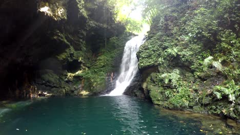 Berg-Wasserfall-fließt-zwischen-Felsen