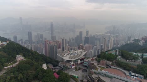 bewölkten-Sonnenuntergang-Hongkong-berühmte-Gipfel-Turm-Bucht-Luftbild-Panorama-4k-china