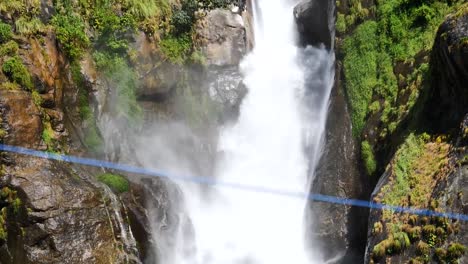 Cascada-en-Himalaya-gama-Nepal-de-vista-aérea-de-abejón