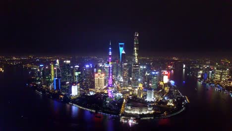 Aérea-vista-de-Downtown-Shanghai-por-la-noche-en-China.