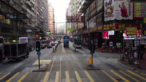 tranvía-de-rascacielos-histórico-centro-de-la-ciudad-con-emblemáticos-del-Double-Decker-autobús-en-Hong-Kong,-China