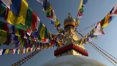 Gebetsfahnen-in-Boudhanath-Stupa-in-Sunrise-Lichter.-Kathmandu,-Nepal.-Kran-gedreht,-UHD,-4K