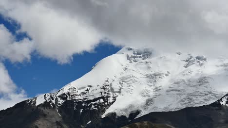 Schneebedeckte-Gipfel-und-blauer-Himmel-mit-Wolken-im-Himalaya-Gebirge-Tibet