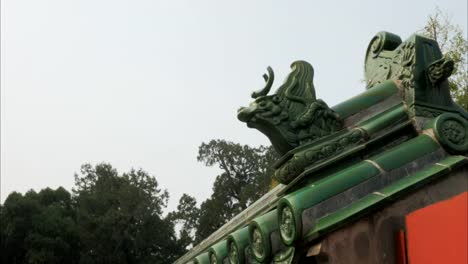 cerca-animales-del-azulejo-de-azotea-en-el-templo-del-cielo,-beijing