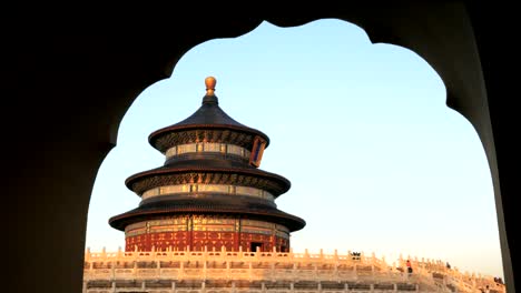 vista-puesta-del-sol-del-templo-del-cielo-en-china-enmarcado-por-un-arco