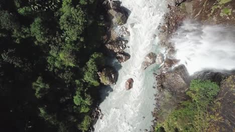 Wasserfall-im-Himalaya-Nepal-zwischen-Luftbild-von-Drohne