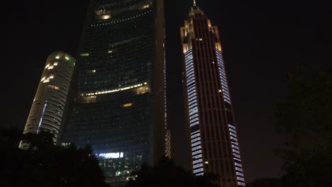 ciudad-de-guangzhou-de-noche-tiempo-atestado-centro-Parque-caminar-panorama-carretera-4k