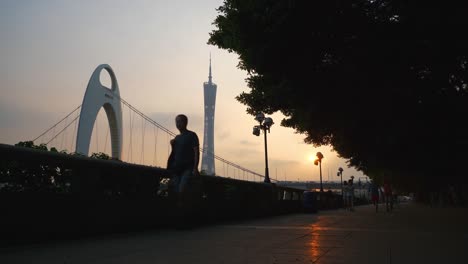 Sonnenuntergangszeit-Guangzhou-Stadt-berühmte-Brücke-Kanton-Turm-Bucht-Slow-Motion-Panorama-4k