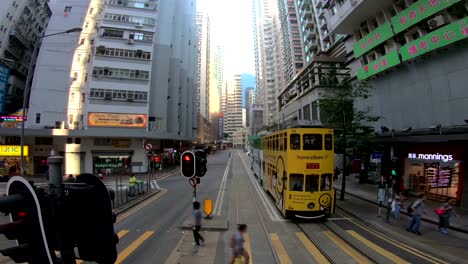 Calles-de-la-ciudad-de-Hong-Kong-de-POV-de-tranvías.