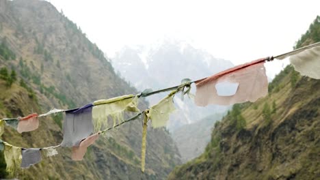 Farbigen-Fahnen-in-den-Bergen-von-Nepal.-Manaslu-Gegend.