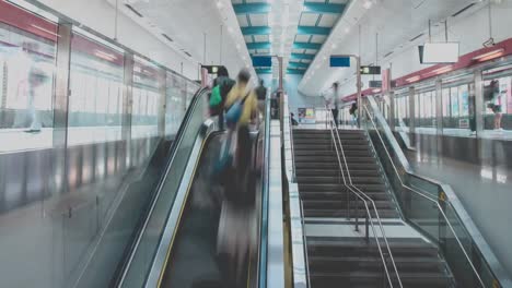 U-Bahnstation-und-unkenntlich-Menschen