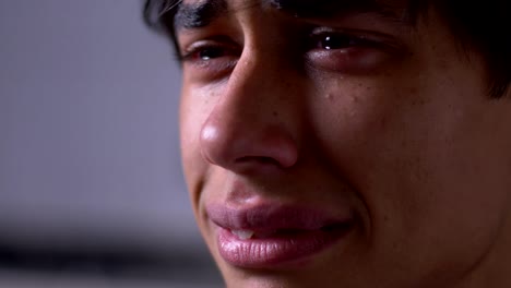 hombre-triste-joven-con-corazón-roto-llorando-cerca