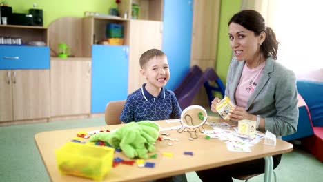 Un-logopeda-y-un-paciente-niño-están-trabajando-en-una-correcta-articulación